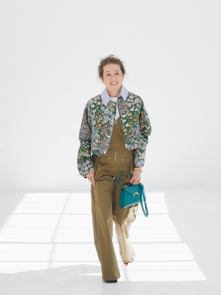 ショートブルゾン¥149,600、オールインワン¥115,500、Tシャツ¥31,900/すべてエムエスジーエム(アオイ)、ピアス¥79,200、リング¥92,400、バングル¥239,800/すべてシャルロット シェネ(シャルロット シェネ 青山店)、バッグ¥566,500/モワナ(モワナ 伊勢丹新宿店)、シューズ¥135,300/セルジオ ロッシ(セルジオ ロッシ ジャパン カスタマーサービス)