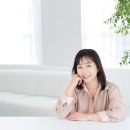 ブラウス¥88,000／セブンティ ヴェネツィア（サン・フレール）、チョーカー¥311,300／ウノアエレ（ウノアエレ　ジャパン）、ネックレス¥227,700、ピアス¥209,000／ともにヴァンドーム青山（ヴァンドーム青山 プルミエール 伊勢丹新宿店）