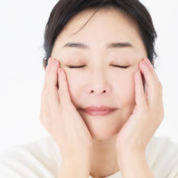 お椀型の手でムラなくなじませる