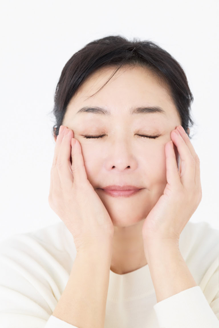 お椀型の手でムラなくなじませる