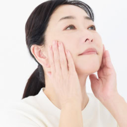 「あご、頰、こめかみへと、下から上になじませると引き上げ効果が。ソファにだらっともたれかかって、顔を上に向けて行うと、手を楽に動かせます」