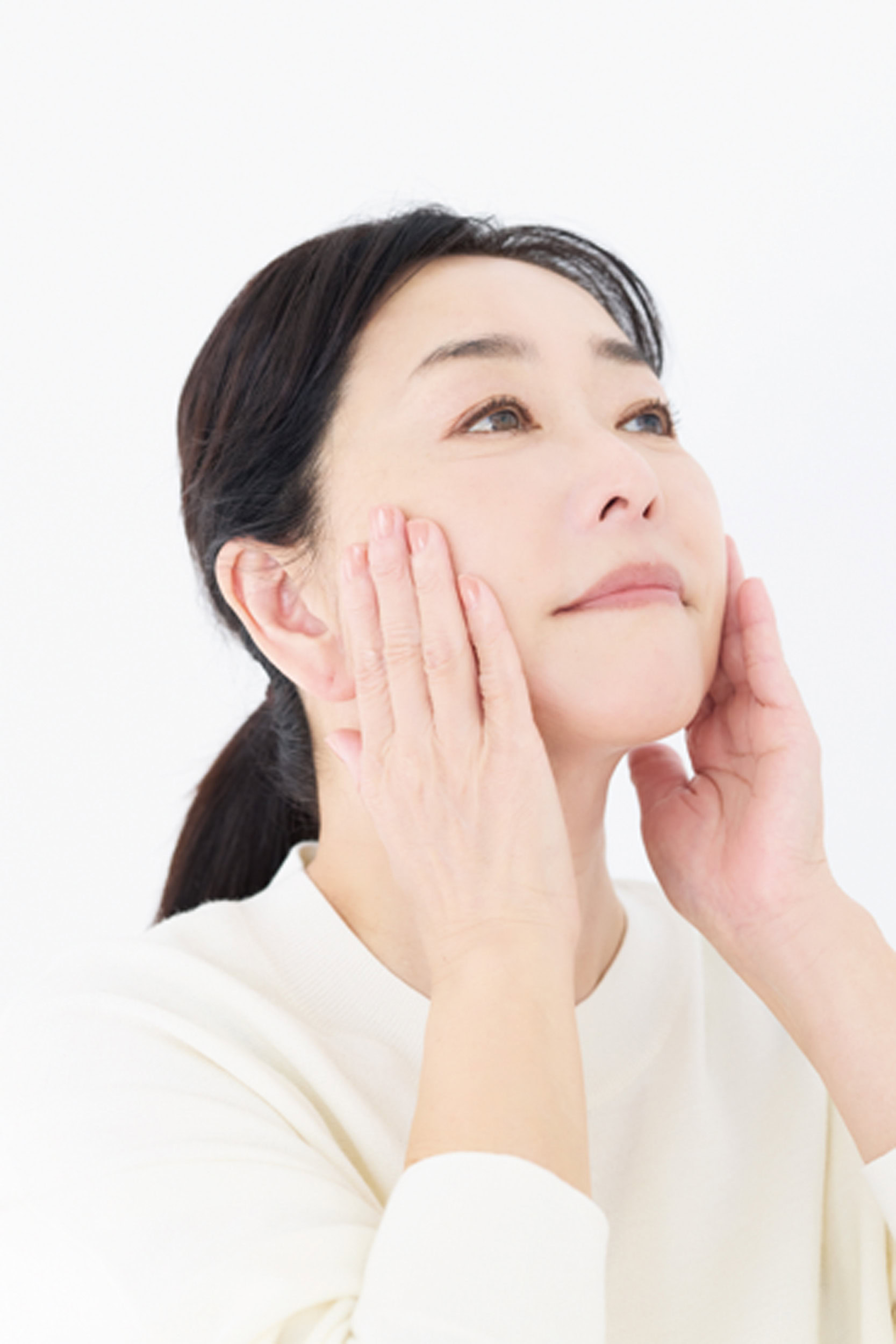 「あご、頰、こめかみへと、下から上になじませると引き上げ効果が。ソファにだらっともたれかかって、顔を上に向けて行うと、手を楽に動かせます」