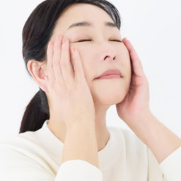 リフトアップを意識して、すべてのスキンケアは下から上へ。