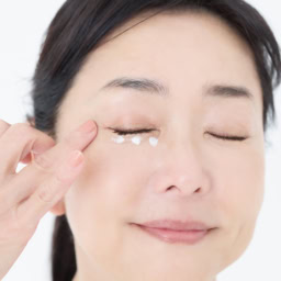 「20代のころ、とある美容部員さんに『あなたは目が大きいから、目元から老けますよ』と言われて以来、アイクリームを欠かしたことはありません」。目の下にクリームを点置きした後、薬指で目頭→目尻に向けてタッピングしてのばします。上まぶたも同様に。