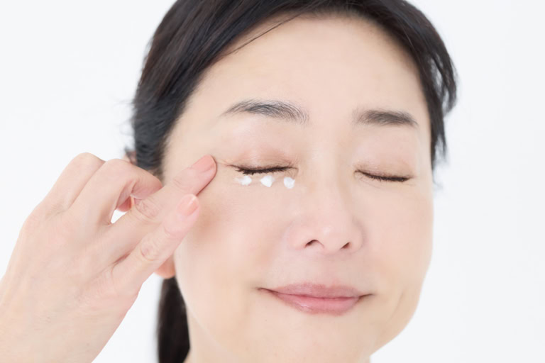 「20代のころ、とある美容部員さんに『あなたは目が大きいから、目元から老けますよ』と言われて以来、アイクリームを欠かしたことはありません」。目の下にクリームを点置きした後、薬指で目頭→目尻に向けてタッピングしてのばします。上まぶたも同様に。