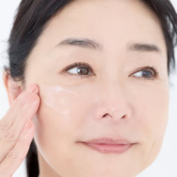 「汚れは落としつつ、後の肌がきちんと潤うクレンジングをセレクト。量は、『1プッシュ』と書いてあったら『2プッシュ』というように、メーカーが推奨する量より多めにすると、摩擦を回避できます」（天野さん・以下同）。 肌にまんべんなくのばし、お湯をなじませてメイクを浮き上がらせてから洗い流して。