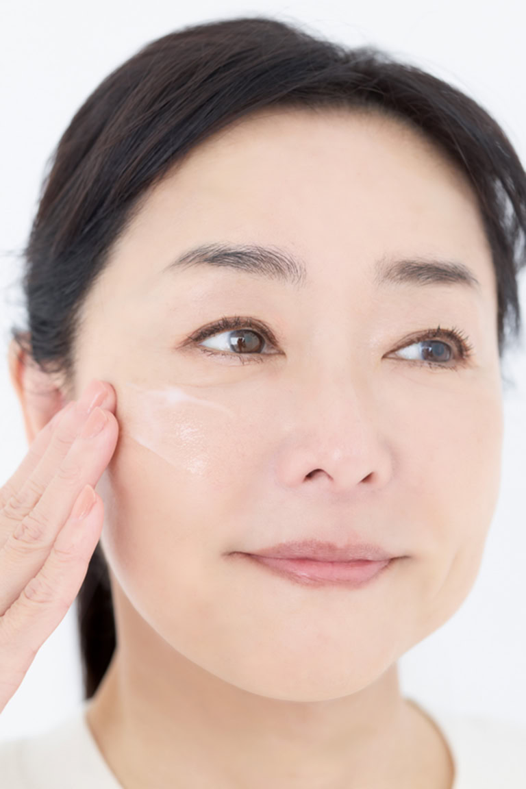 「汚れは落としつつ、後の肌がきちんと潤うクレンジングをセレクト。量は、『1プッシュ』と書いてあったら『2プッシュ』というように、メーカーが推奨する量より多めにすると、摩擦を回避できます」（天野さん・以下同）。 肌にまんべんなくのばし、お湯をなじませてメイクを浮き上がらせてから洗い流して。