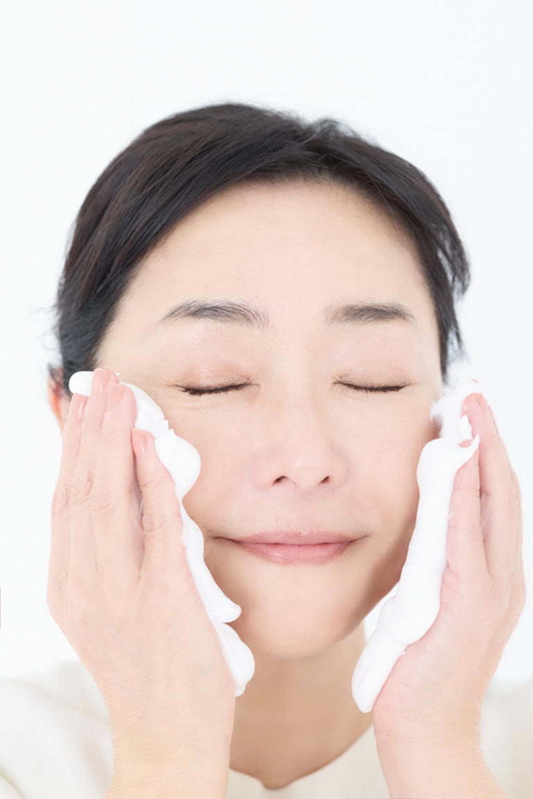 「顔は手で洗うのではなく、泡で洗う！手で肌をこすらず、しっかり立てた、たっぷりの泡を押し当てるようにして、汚れを吸着させ、摩擦による乾燥やシワを防ぎます」。32℃程度のぬるま湯で充分にすすいでフィニッシュ。