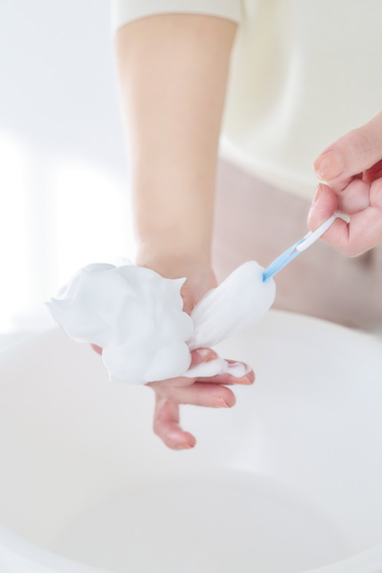 「正しく泡立てれば、洗顔料の実力が上がります。泡立てるときはネットを使うと簡単。慣れると、これなしではいられません！」。洗顔料を3㎝ほど出し（チューブの場合）、ネットをもみ込んで泡立てたら、リングに片手の指を引っ掛け、もう片方の手でギューッとしごきます。「こうすることで泡がより濃密に」