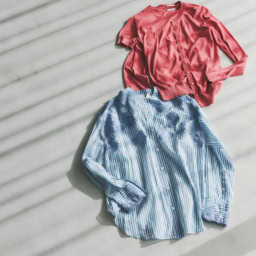 上から・半袖ニット¥129,800、カーディガン¥154,000／ともにマーロ、ブラウス¥135,300／エルマンノ フィレンツェ（すべてウールン商会）