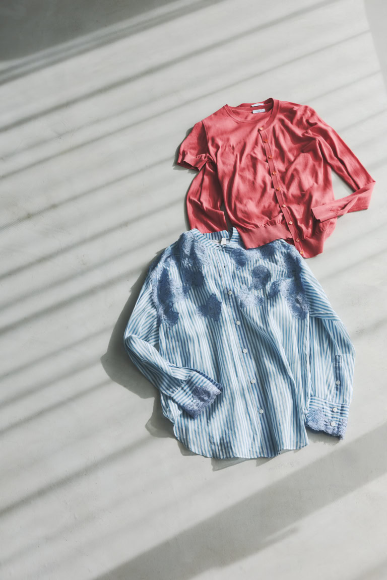 上から・半袖ニット¥129,800、カーディガン¥154,000/ともにマーロ、ブラウス¥135,300/エルマンノ フィレンツェ(すべてウールン商会)