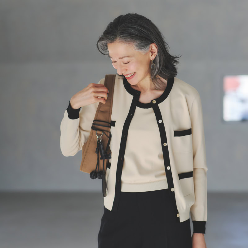 【60代ファッション】スタイリスト地曳いく子さんが提案！ 季節の変わり目に大活躍する、アンサンブルニットを選ぶコツとは？【春ファッション】