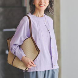 カーディガン¥42,900、ノースリーブニット¥31,900、パンツ¥36, 300、バッグ¥96,800／すべてエブール（リトルリーグ インク）、ネックレス ¥13,200／マナ ローザ ジュエル（マナ ローザ）