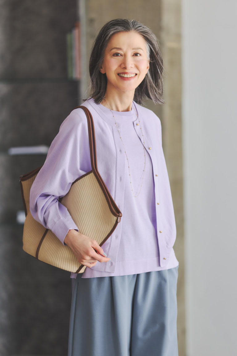 カーディガン¥42,900、ノースリーブニット¥31,900、パンツ¥36, 300、バッグ¥96,800/すべてエブール(リトルリーグ インク)、ネックレス ¥13,200/マナ ローザ ジュエル(マナ ローザ)