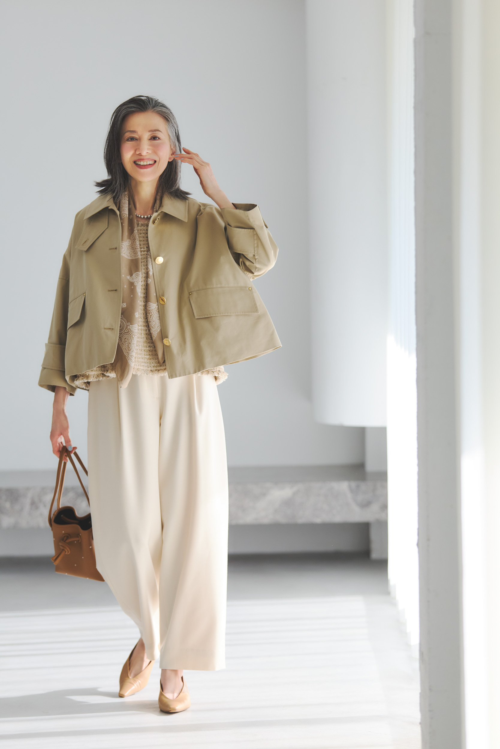 ジャケット¥107,800／マッキントッシュ※別注、トップス¥39,600、パンツ¥25,300／ともにボールジィ、バンダナ¥38,500／エイネス、ネックレス¥60,500／リエ スタジオ、バッグ¥47,300／ヴァジック フォー トゥモローランド、シューズ¥33,000／ヘンリ エンヴァーゴ（すべてトゥモローランド）