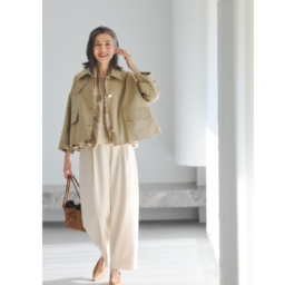 【60代ファッション】季節の変わり目に役立つ、大人のコーディネートのコツとは？ジャケット以上コート未満なアウターや、おでかけスエットが重宝！【梅春ファッション】