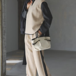 ブラウス¥40,700、パンツ¥45,100／ともにグリードインターナショナル、手に持ったコート¥110,000／コラム（エストネーション）、バッグ¥30,800／サムウェア ステュディオ（リンク・セオリー・ジャパン）、Tシャツ、シューズ／スタイリスト私物