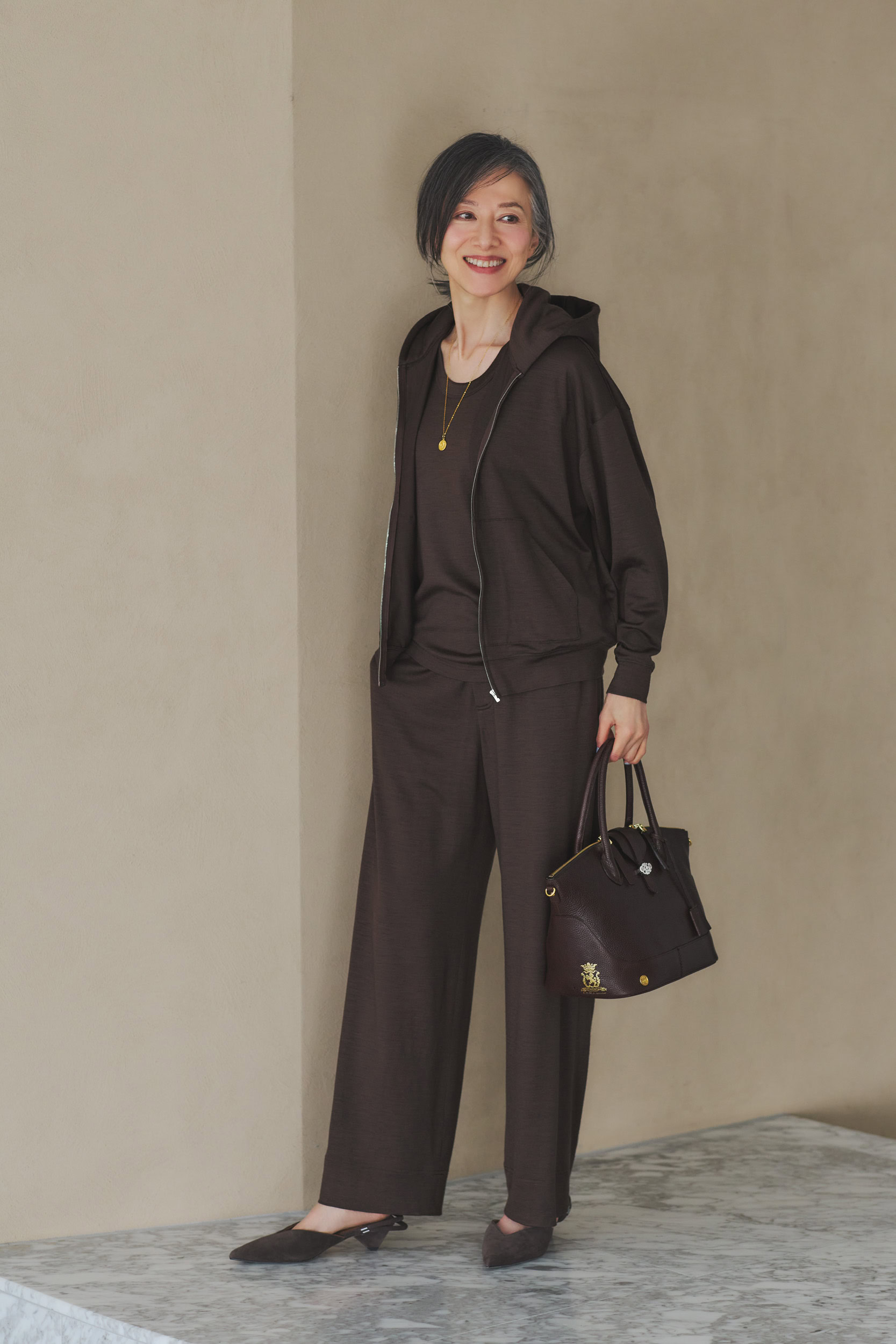 フード付きジャケット¥39,600、タンクトップ¥17,600、パンツ¥36,300／すべてラッピンノット×デミルクス ビームス（ビームス ハウス 丸の内）、ネックレス¥11,000／マナ ローザ ジュエル（マナ ローザ）バッグ¥132,000／エーディーエムジェイ（アクセソワドゥマドモワゼル）、シューズ¥42,900／ダブルスタンダードクロージング（フィルム）