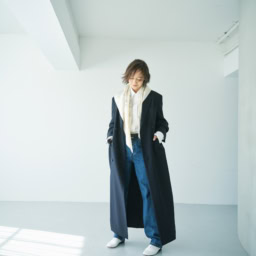 ダブルジャケットドレス¥82,500／ロエフ（エイチ ビューティー＆ユース）、シャツ ¥53,900／アンビラン、デニムパンツ¥32,000／アー・ペー・セー（アー・ペー・セー カスタマーサービス）、スカーフ¥38,500／エイネス（トゥモローランド）、ベルト¥19,800／メゾン ポワネ（ジャーナル スタンダード レサージュ 銀座店）、シューズ¥77,440／レペット（ルック ブティック事業部）