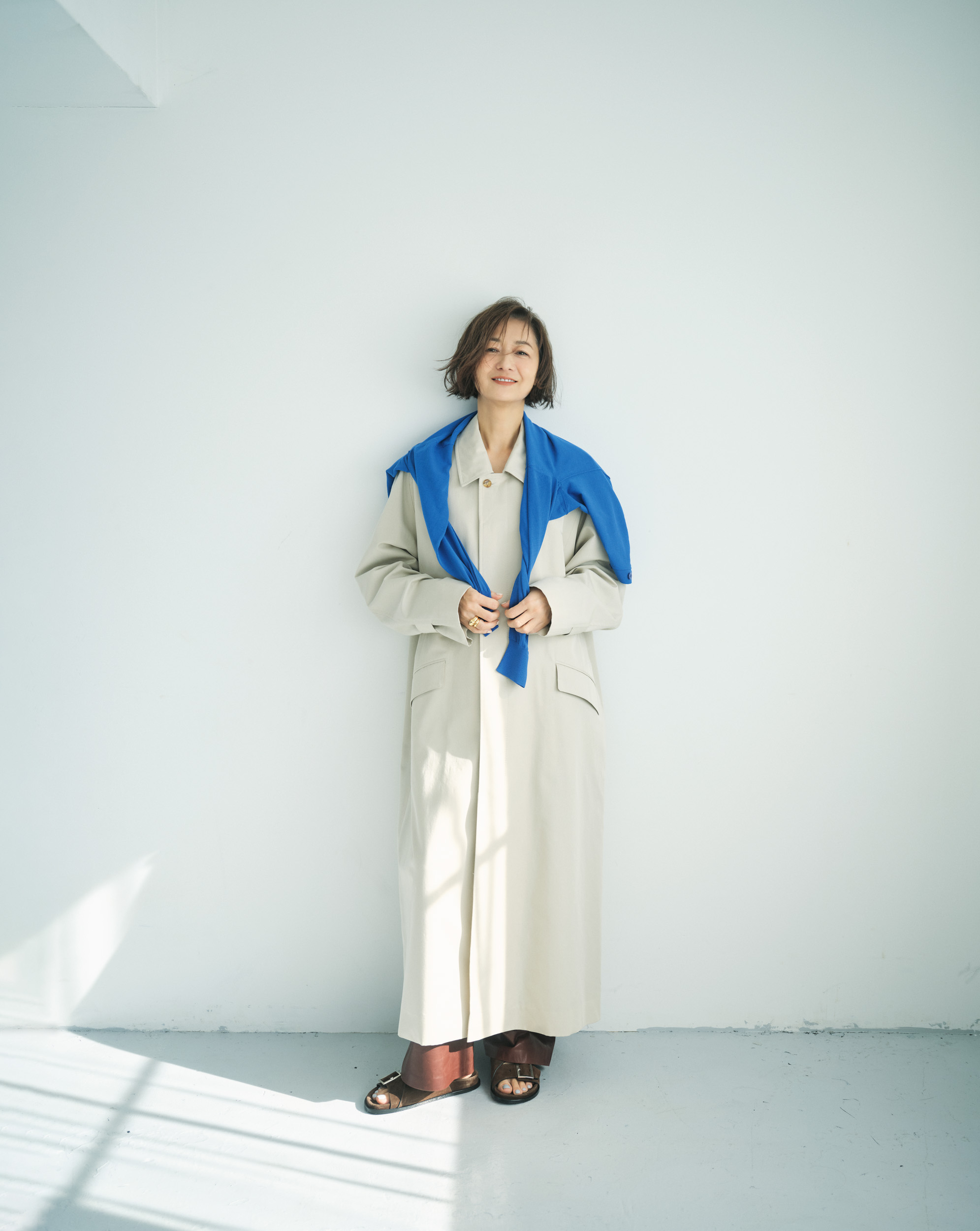 コート¥273,900／ドゥロワー（ドゥロワー 青山店）、肩にかけたカーディガン※4月発売予定¥44,000／デパリエ（デパリエ 伊勢丹新宿店）、レザーパンツ¥143,000／マカフィー（トゥモローランド）、リング大［K18イエローゴールド］¥1,830,000、リング小［K18イエローゴールド］¥770,000／ともにニューナウ（ランドエヌケー）、サンダル¥42,900／アロハス（ジャーナル スタンダード レサージュ 銀座店）