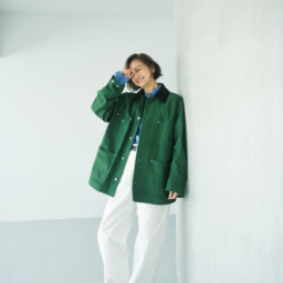 カバーオール¥154,000／ブラミンク（ブラミンク トーキョー）、シャツ¥28,000／アー・ペー・セー（アー・ペー・セー カスタマーサービス）、パンツ¥44,000／デパリエ（デパリエ 伊勢丹新宿店）、ベルト¥17,600／トリー レザー（ジャーナル スタンダード レサージュ 銀座店）、サンダル ¥119,900 ／トッズ（トッズ・ジャパン）