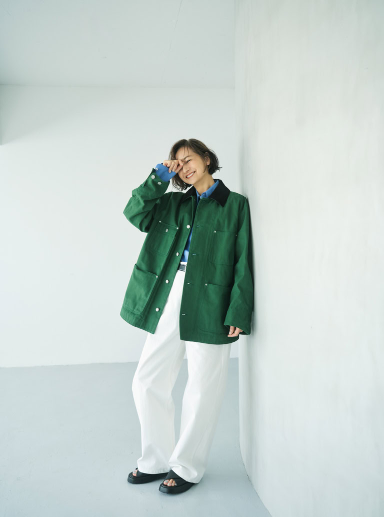 カバーオール¥154,000/ブラミンク(ブラミンク トーキョー)、シャツ¥28,000/アー・ペー・セー(アー・ペー・セー カスタマーサービス)、パンツ¥44,000/デパリエ(デパリエ 伊勢丹新宿店)、ベルト¥17,600/トリー レザー(ジャーナル スタンダード レサージュ 銀座店)、サンダル ¥119,900 /トッズ(トッズ・ジャパン)