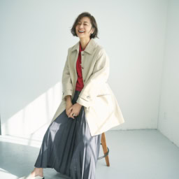 マッキントッシュ×トゥモローランドのコート¥138,000／トゥモローランド、 ニットポロシャツ¥88,000／ブラミンク（ブラミンク トーキョー）、スカート¥27,500／ジャーナル スタンダード レサージュ（ジャーナル スタンダード レ サー ジュ 銀座店）、ピアス¥75,000、 リング大¥70,000、小¥36,000／すべ てニュー ナウ（ランドエヌケー）、ロー ファー¥152,900／トッズ（トッズ・ジャパン）