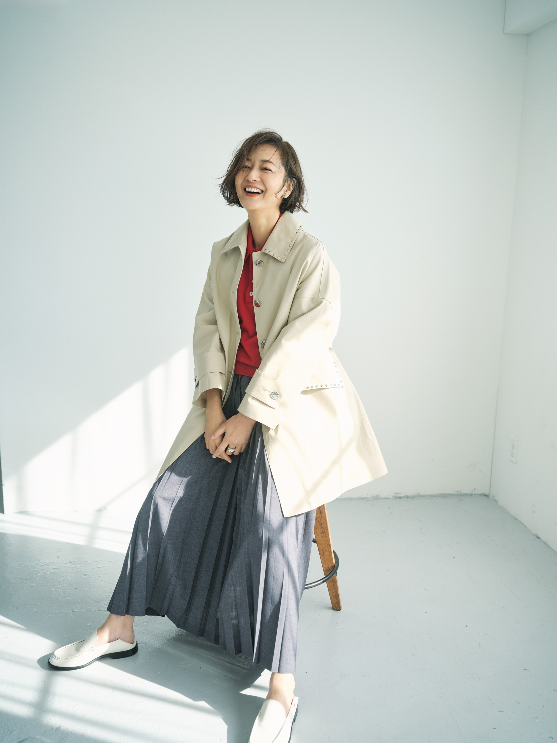 マッキントッシュ×トゥモローランドのコート¥138,000／トゥモローランド、 ニットポロシャツ¥88,000／ブラミンク（ブラミンク トーキョー）、スカート¥27,500／ジャーナル スタンダード レサージュ（ジャーナル スタンダード レ サー ジュ 銀座店）、ピアス¥75,000、 リング大¥70,000、小¥36,000／すべ てニュー ナウ（ランドエヌケー）、ロー ファー¥152,900／トッズ（トッズ・ジャパン）