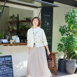 スカート¥9,990／プラステ、ツイードジャケット¥66,000／トゥモローランド コレクション（トゥモローランド）、Tシャツ¥7,150／ル シェルド ハリス（金万）、ピアス¥17,490／ピニャック（ズットホリック）、ネックレス¥16,500／シルコ（アッシュ・ペー・フランス）、ブレスレット¥22,680／アビステ、バッグ¥35,200／オルセット（オルサ）、靴¥25,300／ヒミコ