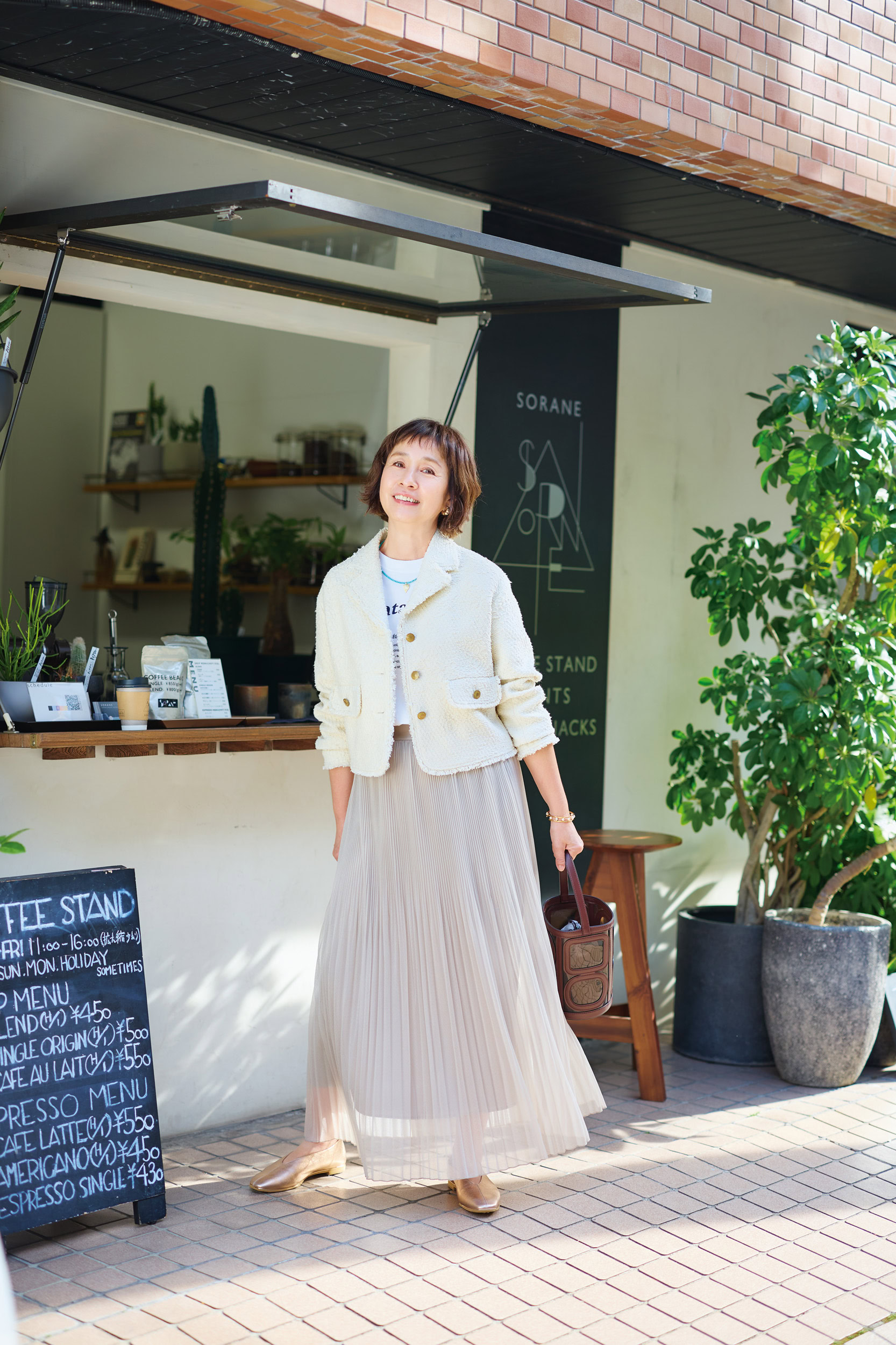 スカート¥9,990/プラステ、ツイードジャケット¥66,000/トゥモローランド コレクション(トゥモローランド)、Tシャツ¥7,150/ル シェルド ハリス(金万)、ピアス¥17,490/ピニャック(ズットホリック)、ネックレス¥16,500/シルコ(アッシュ・ペー・フランス)、ブレスレット¥22,680/アビステ、バッグ¥35,200/オルセット(オルサ)、靴¥25,300/ヒミコ