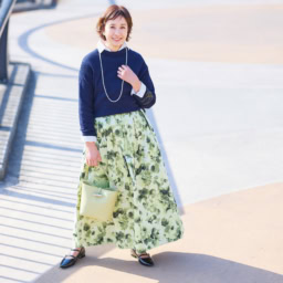 スカート¥110,000／エブール（リトルリーグ インク）、ニット¥110,000、シャツ¥55,000／ともにマディソンブルー、イヤリング¥13,090／マイケルナッシュ・ジュエリー（ズットホリック）、ネックレス¥7,150／アビステ、バッグ¥99,000／ロンシャン（ロンシャン・ジャパン）、靴¥24,200／ヒミコ