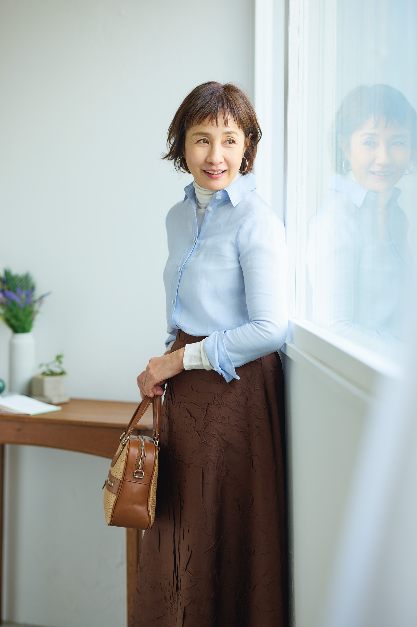 シャツ¥68,200、スカート¥148,500/ともにマディソンブルー、タートルネックトップス¥11,000/ソージュ(ソージュ オンラインストア)、バッグ¥102,300/ジャック・ル・コー(アッシュ・ペー・フランス)、ピアス¥8,800/アビステ