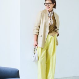 パンツ¥39,600、ジャケット¥61,600、カーディガン¥33,000／すべてドロウェル、Tシャツ¥2,990／ギャップ、スカーフ¥16,500／マニプリ、イヤリング¥11,000／アビステ、ブレスレット¥63,800／ダニエラ・デ・マルキ（アッシュ・ペー・フランス）、メガネ¥42,900／アイヴァン（アイヴァン 東京ギャラリー）、バッグ¥74,800／ロンシャン（ロンシャン・ジャパン）、靴¥41,800／カステラーノ（フラッパーズオンライン）