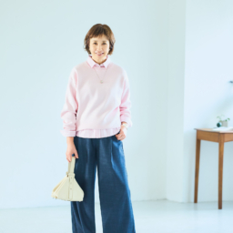 ニット¥2,490、靴¥2,990／ともにジーユー、シャツ¥28,600／ドロウェル、パンツ¥16,500／ソージュ（ソージュ オンラインストア）、バッグ¥126,500／アドヴェン（トゥモローランド）、ピアス¥27,500、ネックレス¥37,620／ともにバルブス、バングル¥30,360／アドラル（すべてズットホリック）