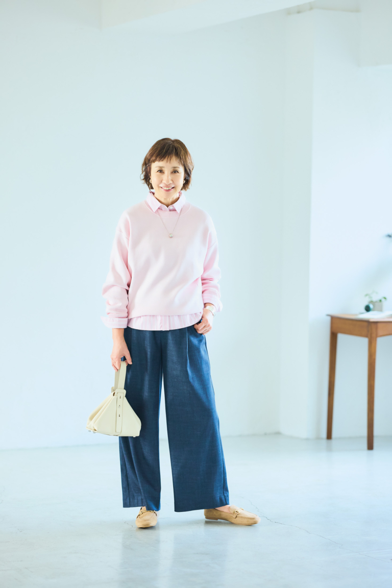 ニット¥2,490、靴¥2,990/ともにジーユー、シャツ¥28,600/ドロウェル、パンツ¥16,500/ソージュ(ソージュ オンラインストア)、バッグ¥126,500/アドヴェン(トゥモローランド)、ピアス¥27,500、ネックレス¥37,620/ともにバルブス、バングル¥30,360/アドラル(すべてズットホリック)