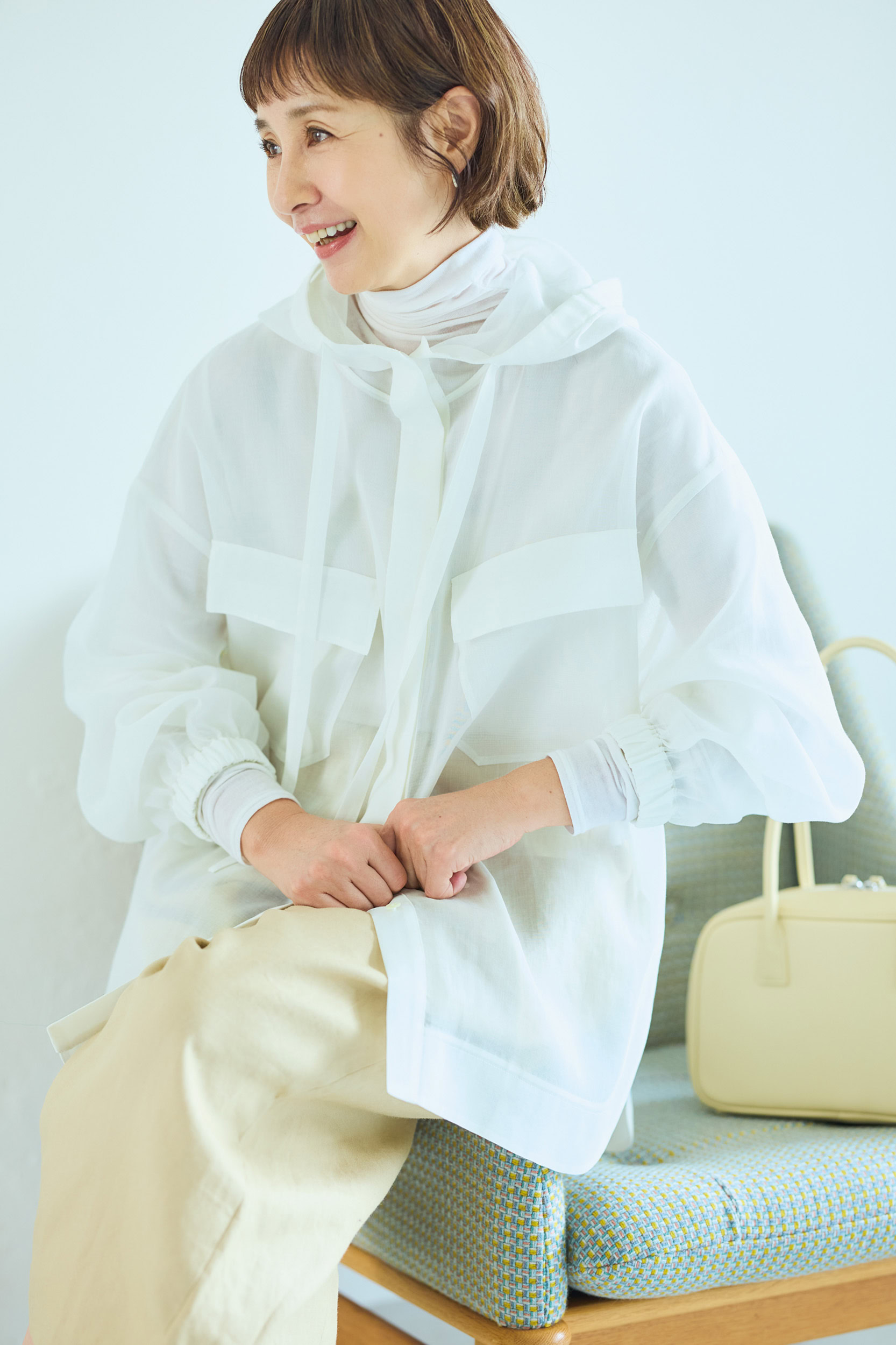 ブラウス¥56,100/エブール(リトルリーグ インク)、タートルネックカットソー¥16,500/ル フィル(ル フィル ニュウマン新宿店)、パンツ¥33,000/ハリス×ケイコ オカモト(金万)、ピアス¥27,500/プラウ、バッグ¥2,990/ジーユー