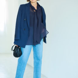 ブラウス¥8,990／プラステ、ジャケット¥52,800／トゥモローランド コレクション、デニムパンツ¥25,300／レッドカード フォー トゥモローランド （ともにトゥモローランド）、メガネ¥46,200／アイヴァン（アイヴァン 東京ギャラリー）、ピアス¥36,300、リング¥58,300／ともにダニエラ・デ・マルキ（アッシュ・ペー・フランス）、バッグ¥49,500／オルセット（オルサ）、靴¥18,150／ダイアナ（ダイアナ 銀座本店）