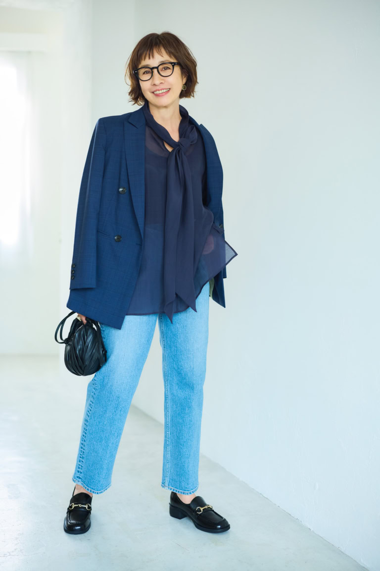 ブラウス¥8,990/プラステ、ジャケット¥52,800/トゥモローランド コレクション、デニムパンツ¥25,300/レッドカード フォー トゥモローランド (ともにトゥモローランド)、メガネ¥46,200/アイヴァン(アイヴァン 東京ギャラリー)、ピアス¥36,300、リング¥58,300/ともにダニエラ・デ・マルキ(アッシュ・ペー・フランス)、バッグ¥49,500/オルセット(オルサ)、靴¥18,150/ダイアナ(ダイアナ 銀座本店)