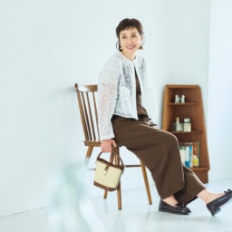 ジャケット¥33,000、サロペット¥44,000／ともにボールジィ（ともにトゥモローランド）、Tシャツ¥990／ジーユー、バッグ¥19,800、ピアス¥8,800／ともにアビステ、靴¥18,700／ダイアナ（ダイアナ 銀座本店）