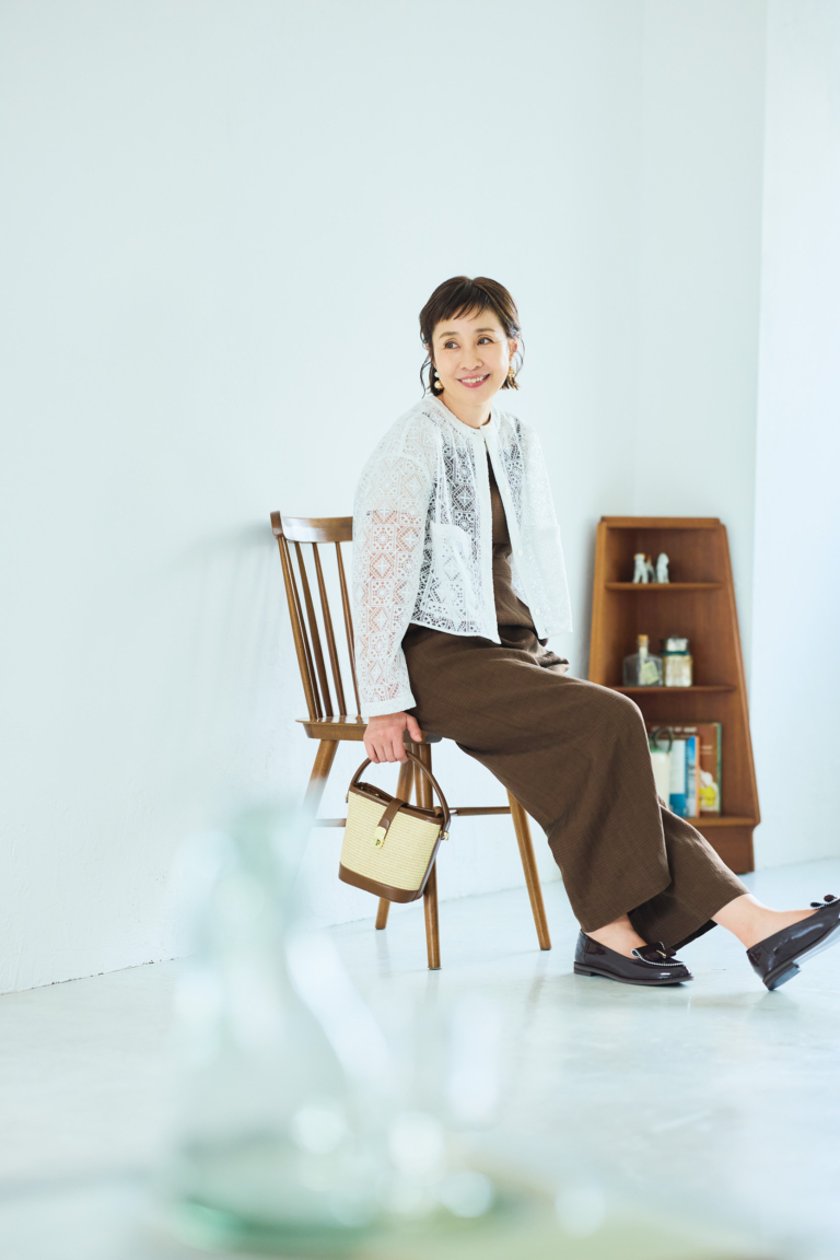 ジャケット¥33,000、サロペット¥44,000／ともにボールジィ（ともにトゥモローランド）、Tシャツ¥990／ジーユー、バッグ¥19,800、ピアス¥8,800／ともにアビステ、靴¥18,700／ダイアナ（ダイアナ 銀座本店）