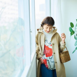 キャミソール¥18,700／ボールジィ（トゥモローランド）、コート¥38,500／ラプレ、バッグ¥15,400／ハリス（ともに金万）、イヤリング¥8,800／アビステ、タートルネックカットソー¥12,000／バナナ・リパブリック、デニムパンツ ¥8,990／ギャップ