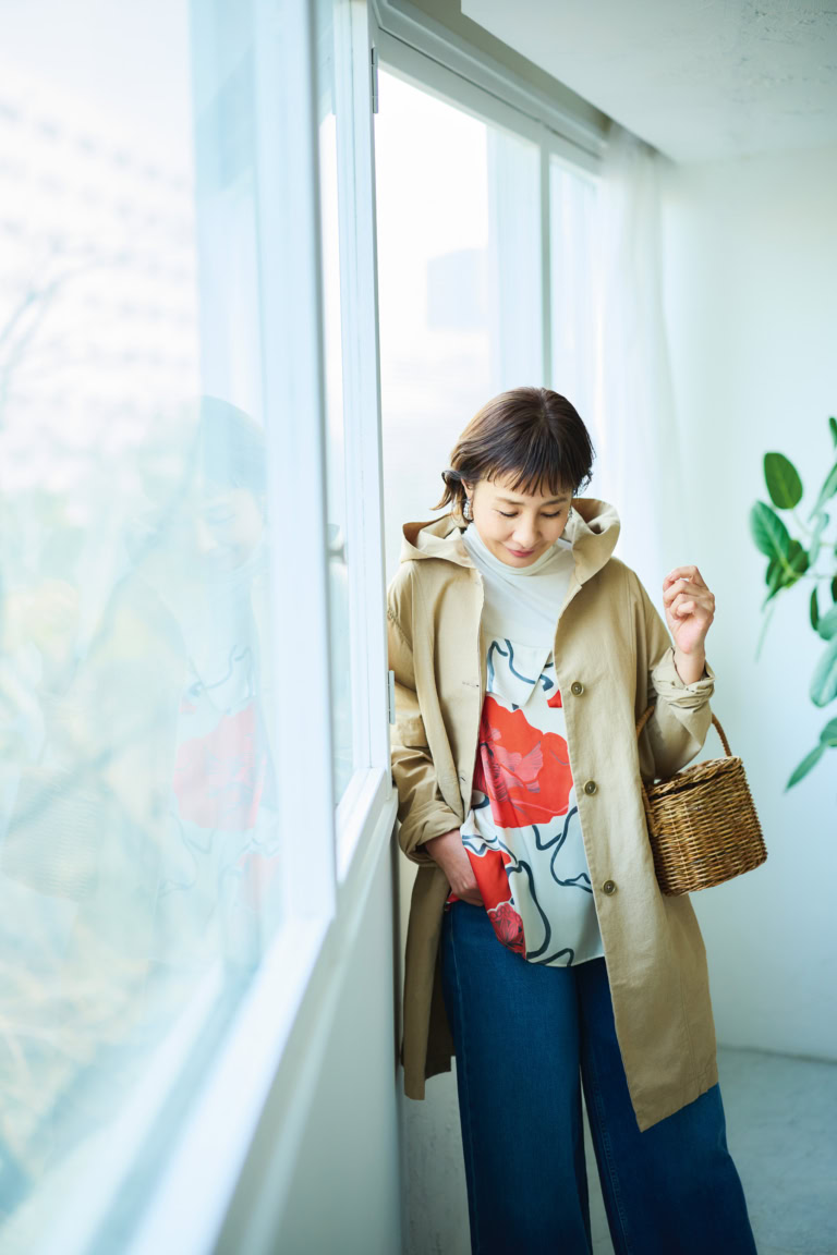 キャミソール¥18,700/ボールジィ(トゥモローランド)、コート¥38,500/ラプレ、バッグ¥15,400/ハリス(ともに金万)、イヤリング¥8,800/アビステ、タートルネックカットソー¥12,000/バナナ・リパブリック、デニムパンツ ¥8,990/ギャップ