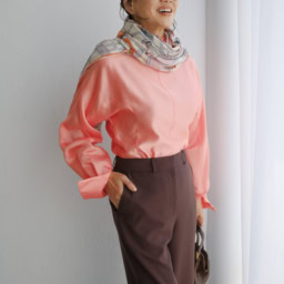 トップス¥64,900／エンダレンス、パンツ¥18,700／ボールジィ（トゥモローランド）、ストール¥31,020／イヌイ・エディション（アッシュ・ペー・フランス）、サングラス¥48,400／プロポ（プロポデザイン）、バッグ¥37,400／ルメメ