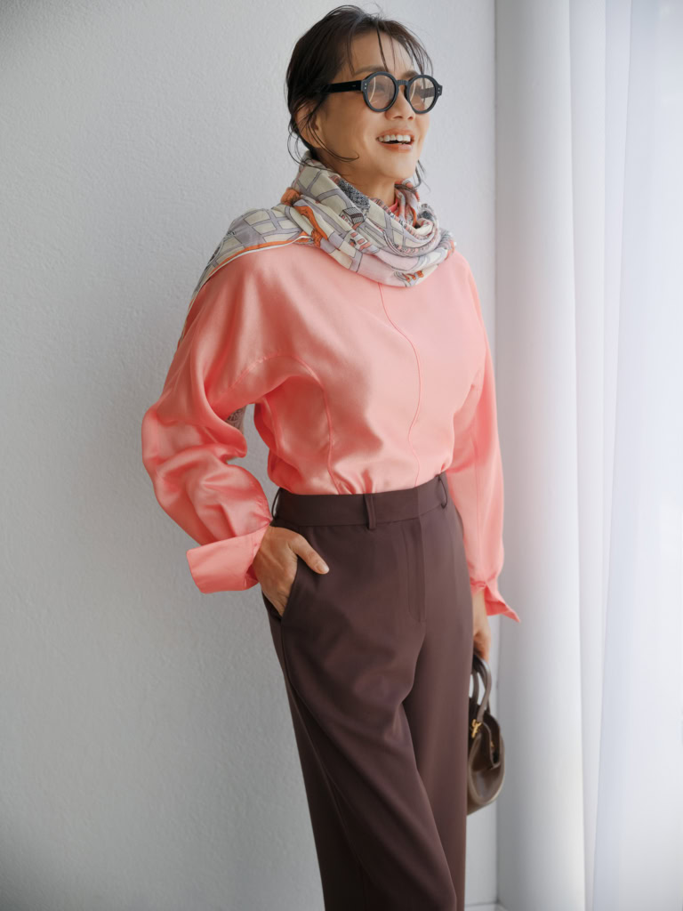 トップス¥64,900/エンダレンス、パンツ¥18,700/ボールジィ(トゥモローランド)、ストール¥31,020/イヌイ・エディション(アッシュ・ペー・フランス)、サングラス¥48,400/プロポ(プロポデザイン)、バッグ¥37,400/ルメメ