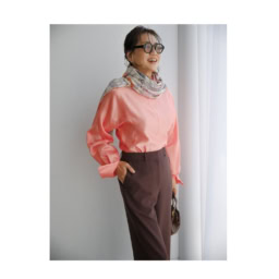 トップス¥64,900／エンダレンス、パンツ¥18,700／ボールジィ（トゥモローランド）、ストール¥31,020／イヌイ・エディション（アッシュ・ペー・フランス）、サングラス¥48,400／プロポ（プロポデザイン）、バッグ¥37,400／ルメメ