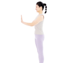 【1】壁に手をついて直立する