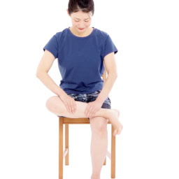 【1】足を組み、ふくらはぎを押す