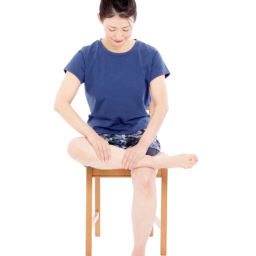 【2】ふくらはぎを押しながら足首を回す