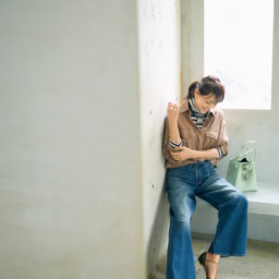 デニムパンツ¥14,300／リーバイス（リーバイ・ストラウス ジャパン）、ジャケット¥34,100／アンクレイヴ、タートルネックニット¥15,400／インディヴィ（ワールド プレスインフォメーション）、バッグ¥48,400／ヴァジック（ヴァジックジャパン）、シューズ¥18,150／ダイアナ（ダイアナ 銀座本店）、バッグにかけたサングラス¥50,600／アイヴァン（アイヴァン 東京ギャラリー）、ピアス¥38,280／フェルセラ、リング2本セット¥39,160／ソコ（ともにズットホリック）、ネックレス¥50,600／アビステ、ブレスレット¥162,800／ウノアエレ（ウノアエレ ジャパン）