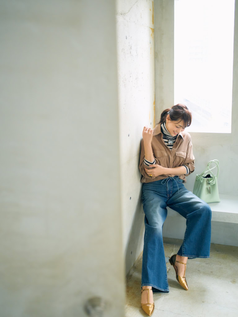 デニムパンツ¥14,300/リーバイス(リーバイ・ストラウス ジャパン)、ジャケット¥34,100/アンクレイヴ、タートルネックニット¥15,400/インディヴィ(ワールド プレスインフォメーション)、バッグ¥48,400/ヴァジック(ヴァジックジャパン)、シューズ¥18,150/ダイアナ(ダイアナ 銀座本店)、バッグにかけたサングラス¥50,600/アイヴァン(アイヴァン 東京ギャラリー)、ピアス¥38,280/フェルセラ、リング2本セット¥39,160/ソコ(ともにズットホリック)、ネックレス¥50,600/アビステ、ブレスレット¥162,800/ウノアエレ(ウノアエレ ジャパン)